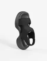 Sandalia de plataforma color negro, con diseño de tiras anchas y suela de goma gruesa.