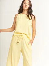 Pantalón de lino color lila, tiro alto, corte palazzo con elástico en la pretina, bolsillos laterales y dobladillo invisible.