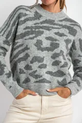 Sweater gris con estampado animal print en tonos grises.