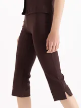 Pantalón tipo pescador negro de tiro alto, confeccionado en tejido de punto suave, con recortes en el centro delantero y tajos laterales en el ruedo.