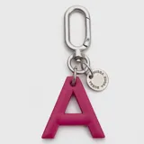 Llavero o charm de letra A en color fucsia, con mosquetón metálico y dije circular pequeño con la marca grabada.