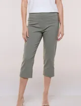Pantalón capri sastrero de tiro alto y color verde militar, con pretina ancha, bolsillos frontales simulados y traseros funcionales, y corte entallado.