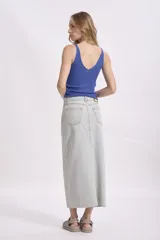 Blusa sin mangas de tejido de punto fino con acabado brillante, escote en V y corte ajustado al cuerpo.