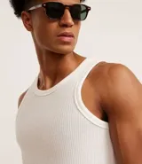 Musculosa masculina de corte regular, confeccionada en tejido flamé con textura acanalada. Presenta cuello redondo y diseño liso sin estampas.