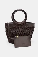 Mini bolso tipo capazo tejido en rafia color marrón oscuro, con doble asa de mano rígida circular y compartimento interior extraíble con cierre.