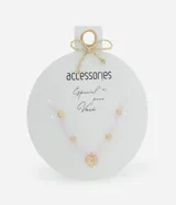 Collar corto con cuentas de cristal rosa y dijes de corazones dorados.