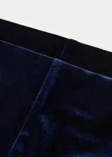 Pantalón wide leg de terciopelo color azul marino, de tiro medio y cintura con goma elástica sin cierre.