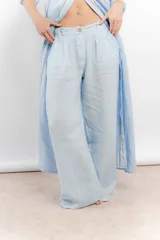 Pantalón celeste de lino, estilo sastrero, de corte amplio y tiro alto.