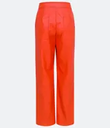Pantalón recto de cuero sintético color naranja, con cierre frontal con botón y cremallera.