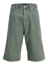 Bermuda de jean de corte baggy, color verde militar, con diseño de perneras anchas y tiro medio.