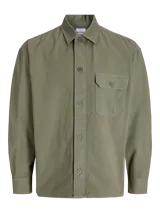 Sobrecamisa de manga larga confeccionada en sarga de algodón, con cuello camisero, cierre frontal de botones y un bolsillo en el pecho. Presenta un corte amplio y estructurado.