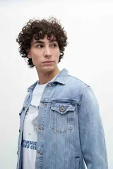 Campera de jean azul de calce clásico.