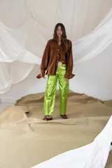 Pantalón cargo color verde lima brillante, de corte recto y tiro alto, con bolsillos laterales y cinturón marrón.