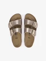 Sandalias Birkenstock Arizona color cobre con doble tira ajustable con hebillas metálicas.