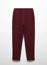 Pantalon de corte jogger confeccionado en tejido de piqué color bordó, con tiro alto, cintura elástica, bolsillos laterales y costuras decorativas frontales.