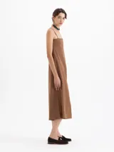 Vestido midi negro de tejido de punto elastizado, con escote recto y breteles finos.