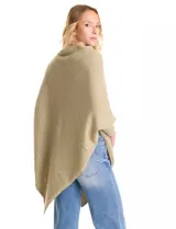 Poncho verde de tejido lurex, con cuello recto, manga japonesa con puños y terminación asimétrica.