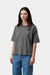 Remera Carhartt WIP modelo Nelson de manga corta, color gris oscuro con efecto lavado, corte holgado y silueta corta. Cuenta con cuello redondo y una etiqueta cuadrada tejida en el pecho izquierdo.