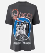 Remera de algodón con efecto lavado a piedra, cuello redondo y mangas cortas. Presenta una estampa frontal de la banda Queen con diseño vintage.
