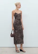 Vestido midi de tirantes finos con estampado animal print de leopardo. Presenta un diseño entallado con fruncidos laterales y cuello escotado.
