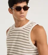 Musculosa de punto texturizado color beige con rayas horizontales en gris oscuro, cuello redondo y corte cómodo.