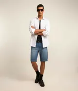 Bermuda masculina de jean color celeste, corte slim, con dobladillo y bolsillos. Marca Marfinno.