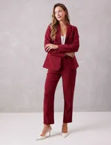 Blazer sastrero entallado color beige, con cuello de solapa, cierre frontal con un botón a tono y hombreras estructuradas. Presenta bolsillos laterales con solapa y forro interno.