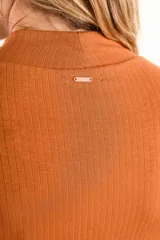 Polera fucsia de morley ecovero, corte ajustado y mangas largas.