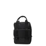 Mochila negra de poliéster con asa superior, tirantes ajustables y dos bolsillos frontales con cierre de hebilla.