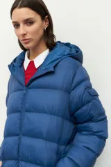 Campera puffer color ladrillo de nylon con capucha, dos bolsillos laterales con cierre y un bolsillo adicional con solapa en la manga izquierda.