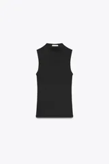 Top negro de manga sisa con cuello subido (mock neck).