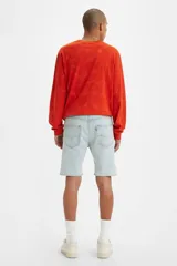 Shorts de denim celestes de tiro medio y calce relajado, con roturas decorativas en el frente y dobladillo.
