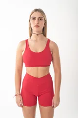 Short deportivo de tiro alto en color negro, con diseño ajustado y logo estampado en la parte posterior de la cintura.