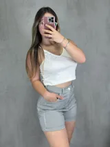 Short de tiro alto con estampado de rayas verticales en blanco y negro.