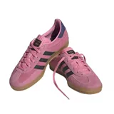 Championes adidas Gazelle Indoor de gamuza en color rosado con las icónicas tres tiras laterales en negro. Presenta un diseño clásico de perfil bajo con suela de goma translúcida y detalle en el talón en color azul oscuro.