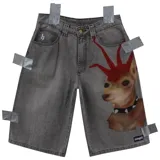 Bermuda baggy de jean color gris lavado, con corte holgado y diseño pintado a mano de un perro con cresta roja en la pierna derecha.