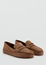 Mocasines de gamuza color marrón claro, con detalle de antifaz en el empeine y costuras visibles.