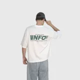 Remera blanca de corte oversize con estampado gráfico en la espalda en color verde que incluye el texto 'VNFO' y frases descriptivas.