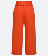 Pantalón clochard color naranja, con cintura elástica, cinturón para atar, cierre por cremallera, pliegues delanteros y barra doblada.