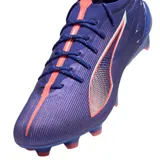 Championes de fútbol Puma Ultra 5 Ultimate FG, color violeta con detalles en naranja y azul.