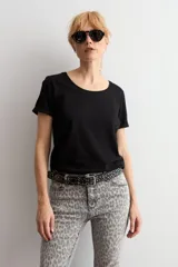 Remera de algodón con escote redondo a la base y mangas cortas, de corte clásico y ajuste cómodo.
