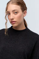 Sweater marrón de tejido de punto realizado en lambswool, con cuello redondo y calce holgado.