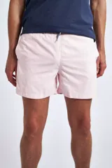 Short de baño color rosado, con cintura elástica y cordón ajustable. Cuenta con dos bolsillos laterales, un bolsillo trasero y suspensor interno.