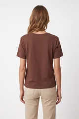 Remera de manga corta color blanco con estampa frontal ilustrada que incluye una serpiente, rosas y la leyenda "All I Ever Wanted".