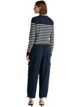 Pantalón tipo jogger cargo de Tommy Hilfiger, color azul marino, con cintura elástica, bolsillos laterales tipo cargo con solapa y botones, y ruedos ajustables con cordón.