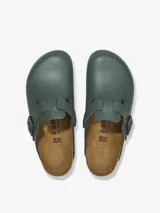 Zuecos Birkenstock Boston Pro LE color verde, fabricados en cuero natural recubierto de poliuretano. Cuentan con plantilla anatómica de corcho y látex, entresuela de poliuretano y suela exterior antideslizante de poliuretano termoplástico.