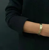 Pulsera rígida de diseño minimalista con acabado texturado martillado que aporta brillo y relieve, realizada en gold filled 24k.