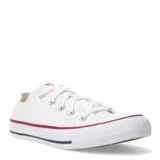 Championes Converse modelo Chuck Taylor All Star de corte bajo, color blanco con cordones al tono, puntera de goma y suela con franjas decorativas en rojo y azul.