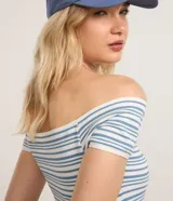 Blusa femenina Blue Steel de poliamida seamless con escote recto hombro a hombro, mangas cortas y patrón de rayas.