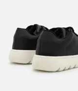 Championes casuales de hombre con diseño minimalista, confeccionados en poliuretano con acabado liso. Presentan cierre mediante cordones y una suela bold voluminosa de color blanco.